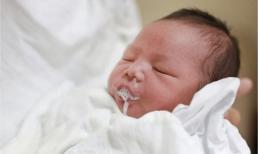 Mới làm cha mẹ cần biết: 5 triệu chứng này của trẻ thực chất không phải là bệnh, đừng hở một chút là đến bệnh viện!