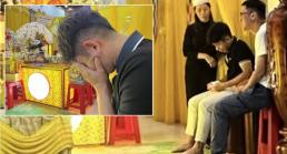 Hình ảnh tiền vệ Hồng Duy khóc nghẹn khi viếng trợ lý Dương Minh Ninh gây xúc động mạnh