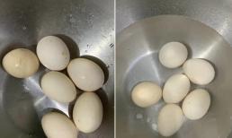 Trứng mua ở chợ về chỉ rửa bằng nước lạnh là chưa chuẩn, ngâm vào loại nước này, trứng vừa sạch, khi luộc dễ bóc vỏ