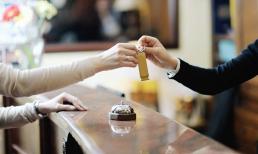 Tại sao khách sạn cho khách nhận phòng lúc 14h chiều nhưng lại yêu cầu trả phòng vào 12h trưa?