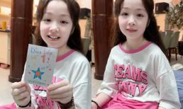 Con gái Elly Trần lầy lội làm thẻ chứng nhận level nấu ăn cho mẹ, nhan sắc được khen ngợi như búp bê