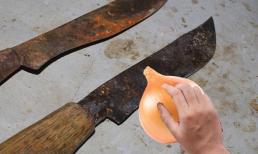 Dao bị cùn rỉ, cọ mấy chẳng sạch chỉ muốn vứt đi, thử chà theo cách này đảm bảo bóng loáng, sắc lẹm như mới 