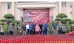 Lần đầu mới thấy món quà từ thiện “có một không hai” của vợ chồng doanh nhân Phan Thị Mai và Hoàng Kim Khánh