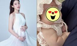 Hoa hậu Đỗ Mỹ Linh lần đầu công khai ảnh ái nữ trên mạng xã hội, hóa ra là do sự cố 'trượt tay'?  