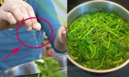 Ngừng cho muối vào rau luộc vì gây hại cho sức khỏe, chuyên gia chỉ các bà nội trợ cách làm đúng