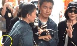 Khoảnh khắc Lưu Gia Linh có hành động bất ngờ với Lương Triều Vỹ trước công chúng hậu ồn ào ông xã có con riêng gây sốt