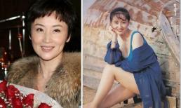 Là 'người tình trong mộng' của Trương Nghệ Mưu nhưng đường tình gập ghềnh, hiện cô sống một mình ở tuổi 60