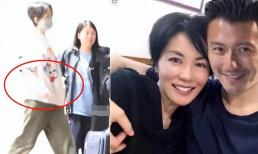 Vương Phi 54 tuổi xuất hiện ở sân bay nhưng lộ vòng hai lùm lùm nghi mang bầu, Tạ Đình Phong lên tiếng 