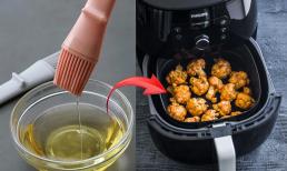 Khi sử dụng nồi chiên không dầu, bạn có cần phải phết dầu ăn lên nguyên liệu? 