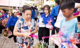 Tiến sĩ dược Jacqueline Thu Thảo Nguyễn sưởi ấm học sinh nghèo bằng món quà Trung Thu ý nghĩa