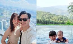 Bà xã Mạnh Trường khoe cảnh con trai dạy em út học bơi, ngày càng ra dáng anh lớn trong nhà