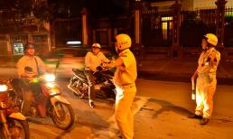 Ô tô, xe máy cần bật đèn lúc mấy giờ khi tham gia giao thông vào buổi tối để không bị xử phạt?