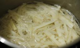 Tại sao luộc măng phải mở vung? Làm sai là gây hại cho cả nhà