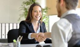 Người phỏng vấn: Trong trường hợp nào bạn nên đi giày trước rồi mới đi tất? Chàng trai trả lời thông minh và được nhận