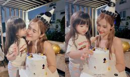 Đông Nhi đón sinh nhật ấm cúng bên gia đình, ái nữ liền có ngay hành động tình cảm với mẹ 