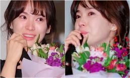 Song Hye Kyo khóc không ngừng tại sự kiện, đôi mắt ngấn lệ khiến dân tình xót xa 