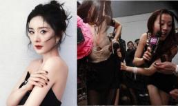 Dương Mịch bất ngờ bị fan kéo tụt váy trước ống kính tại sự kiện, phản ứng sau đó của nữ minh tinh mới đáng chú ý 