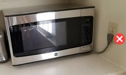 Lò vi sóng dùng xong nên rút phích cắm hay để nguyên? Biết để phòng tránh nguy hiểm