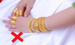 Người mệnh này kỵ đeo vàng, có thì nên cất, cố tình mang trên người dễ gánh họa sát thân, tài sản tiêu tán