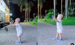 Bà xã Mạnh Trường tự hào khoe quý tử út nay đã chập chững những bước đi đầu đời, khoảnh khắc đáng yêu gây sốt 