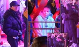 Victoria Beckham xuất hiện giản dị tại khu chợ Giáng sinh lớn nhất ở London, con gái Harper ra dáng thiếu nữ trưởng thành