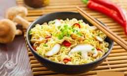 Bạn có biết ai là người phát minh ra mì ăn liền, chiều dài sợi mì bên trong một gói mì ăn liền là bao nhiêu mét? 5 sự thật thú vị về món ăn huyền thoại này