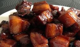 Thịt kho tàu nếu dùng nước tương đen để tạo màu thì miếng thịt sẽ có màu đen, nếu dùng 'nó' để tạo màu thì miếng nào cũng có màu cánh gián bắt mắt