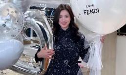 Song Hye Kyo đăng ảnh: Mái tóc xoăn trong bộ váy hoa thật đẹp khi cầm quả bóng bay lớn trên tay!