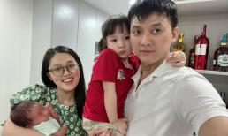 Quách Ngọc Tuyên đưa vợ đi tái khám sau sinh, tình hình sức khỏe cùng thần sắc bà xã gây chú ý