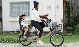 'Mẹ ơi, sao mẹ lại đi xe điện trong khi người khác đón con họ bằng ô tô?', nếu là bạn sẽ trả lời con thế nào?