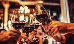 Khi vị khách danh dự đến muộn trong bữa tối, những người có EQ thấp sẽ nói: 'Được rồi, mời ngồi'! Đây là điều mà EQ cao nói