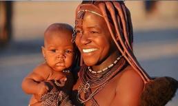 Phụ nữ của một bộ tộc châu Phi từ chối mặc quần áo, số lượng đàn ông khan hiếm, họ khuyến khích đàn ông lấy 5 vợ