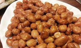 Khi chiên đậu phộng, đừng bao giờ cho trực tiếp vào chảo dầu nhé! Không có '1 bước' này trách sao không giòn 