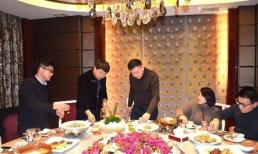 Cuối bữa ăn, sếp nói: 'Hãy gọi phục vụ lên thanh toán hóa đơn', chỉ có những kẻ ngốc mới vội vàng đi thanh toán, những người thông minh làm điều này