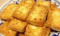 Khi chiên đậu phụ, không nên chiên trực tiếp mà thêm 2 bước để đậu có màu vàng, giòn bên ngoài, mềm bên trong, không bị dính chảo 