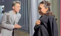 Hài hước cảnh Ali Hoàng Dương đang khấn bái, gặp Mỹ Tâm liền đem luôn nhang ra chào đàn chị, lễ phép quá cũng là cái tội!