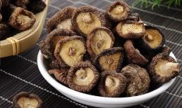 Khi mua nấm hương khô, bạn đừng chỉ chọn kích cỡ mà hãy lưu ý những điểm này để đảm bảo nấm hương có chất lượng cao và thơm ngon