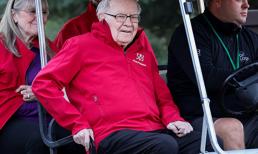 Buffett: 2024 còn lãng phí tiền vào 10 điều này thì còn nghèo thêm