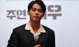 Nam tài tử nổi tiếng Nhật Bản từng vướng ồn ào ngoại tình bị phát hiện sống cùng ba nữ diễn viên trong căn nhà gỗ trên núi