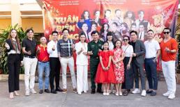 Dàn nghệ sĩ cùng chương trình “Trái tim nhân ái” trao quà Tết cho bà con nghèo tỉnh Bình Phước