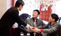 Khi bạn đang ăn tối với sếp và sếp gọi: 'Người phục vụ, trả tiền', bạn sẽ làm gì? Đây là cách người thông minh vẫn làm