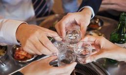 Khi tham gia tiệc tùng cuối năm, làm sao để từ chối chèo kéo uống rượu? Đây là cách khéo léo nhất