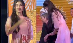 Á hậu Phương Nhi ghi điểm vì một hành động đầy tinh tế với cụ già, ngày càng chiếm được nhiều thiện cảm