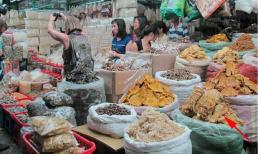 Mua sắm Tết: Đào mai có thể để sát Tết nhưng có 4 loại đồ nhất định phải mua trước cất ở nhà