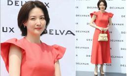 'Nàng Dae Jang Geum' Lee Young Ae để tóc ngắn nhìn trẻ hơn 20 tuổi, mặc một chiếc váy màu đỏ cam trông đẹp đến mức như một người khác