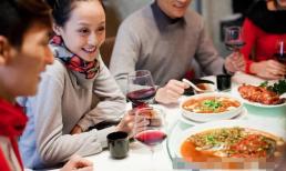 Trong bữa tiệc tối, nếu sếp khen bạn có “tương lai rộng lớn”, đừng nói “Tôi không dám nhận”, người có EQ cao dùng ba cách này