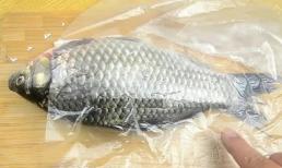 Hoá ra chỉ cần dùng 'túi nhựa' để cạo vảy cá, không làm bẩn tay, không gây bắn nước, sạch sẽ, hợp vệ sinh
