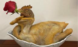 Gà cúng Giao thừa luôn ngậm hoa hồng màu đỏ mà không phải hoa khác. Vì sao?