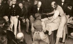 Trong thời đại không có thuốc mê, người nước ngoài phẫu thuật như thế nào? Cậu bé người Anh bị đánh bất tỉnh bằng gậy... 