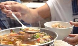 Hành động nhỏ nhưng tác hại cực lớn khi nấu canh có thể khiến cả nhà ngộ độc, bác sĩ đưa ra cảnh báo